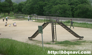 桂川河川敷 遊具